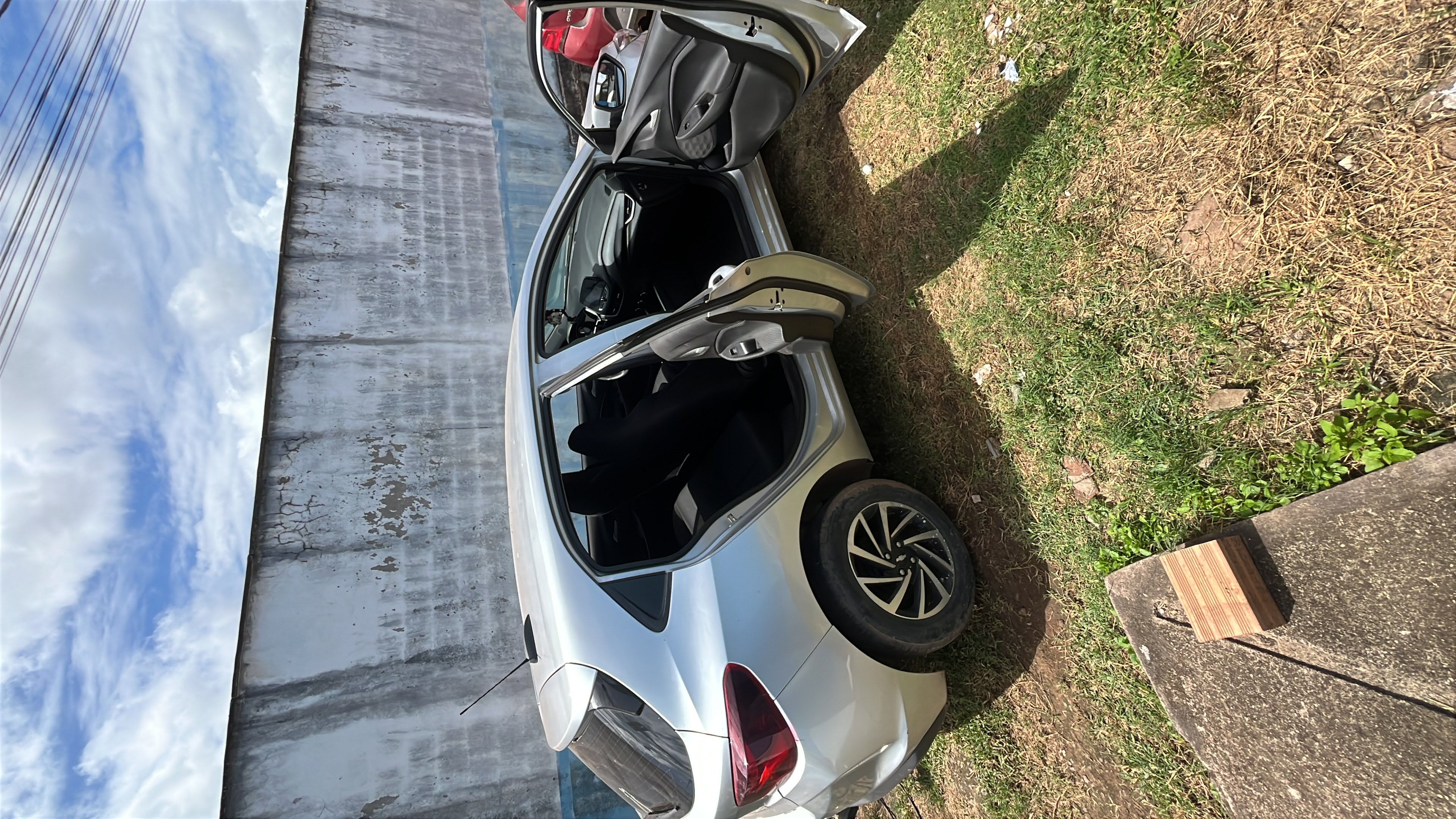 Interior de carro hatch com portas abertas para higienização